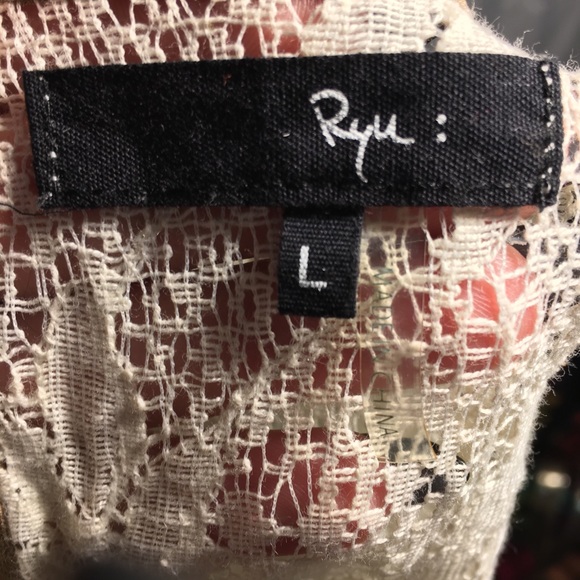 Cute sheer top - Picture 3 of 3